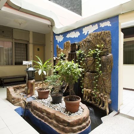 Hotel Reddoorz @ Klender Giacarta Esterno foto