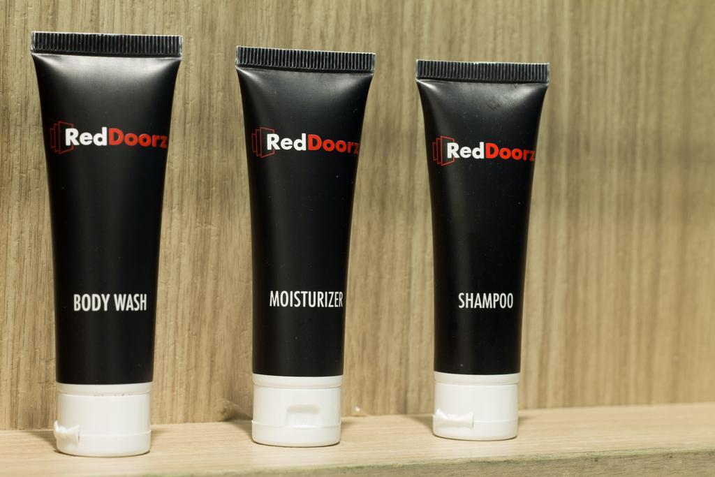 Hotel Reddoorz @ Klender Giacarta Esterno foto