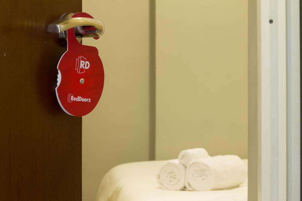 Hotel Reddoorz @ Klender Giacarta Esterno foto
