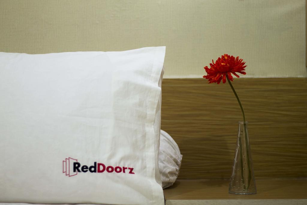 Hotel Reddoorz @ Klender Giacarta Esterno foto