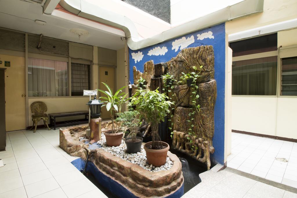 Hotel Reddoorz @ Klender Giacarta Esterno foto