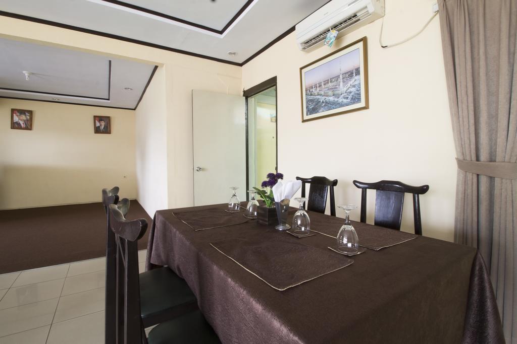 Hotel Reddoorz @ Klender Giacarta Esterno foto