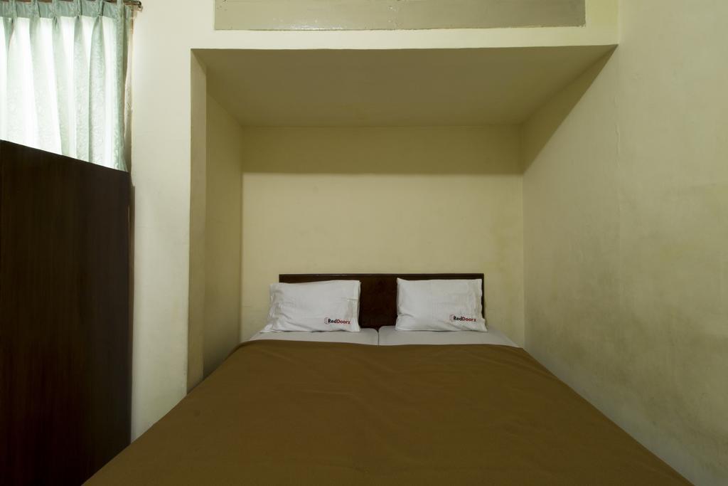 Hotel Reddoorz @ Klender Giacarta Esterno foto