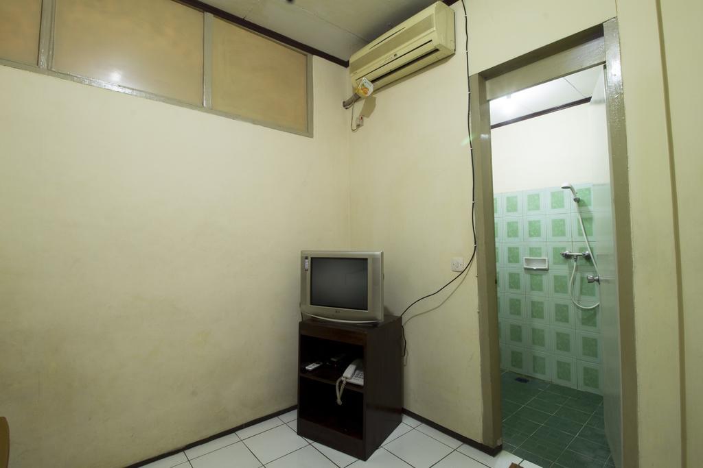 Hotel Reddoorz @ Klender Giacarta Esterno foto