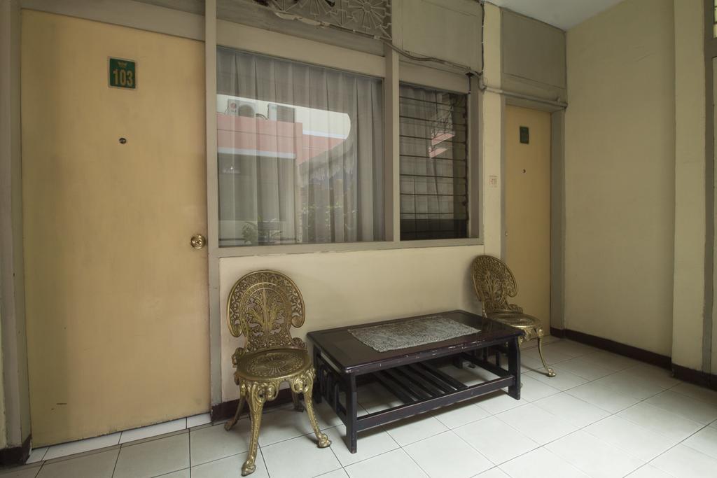 Hotel Reddoorz @ Klender Giacarta Esterno foto