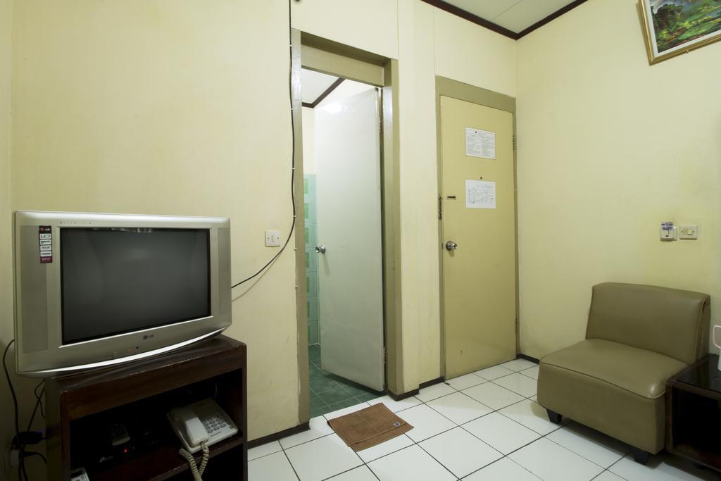 Hotel Reddoorz @ Klender Giacarta Esterno foto