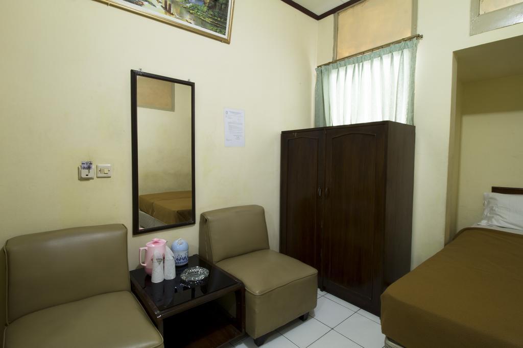 Hotel Reddoorz @ Klender Giacarta Esterno foto