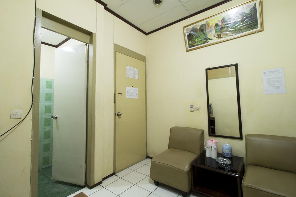 Hotel Reddoorz @ Klender Giacarta Esterno foto