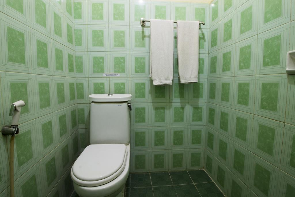Hotel Reddoorz @ Klender Giacarta Esterno foto