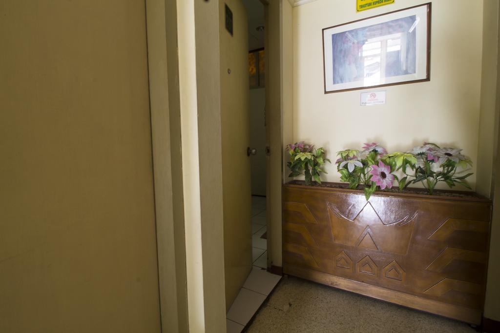 Hotel Reddoorz @ Klender Giacarta Esterno foto